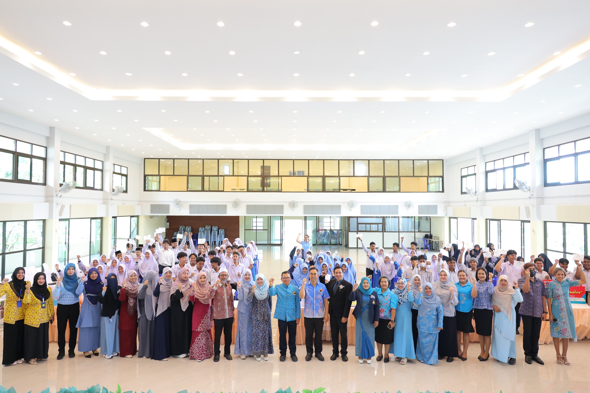 พีธีลงนามบันทึกข้อตกลงความร่วมมือการจัดตั้งกลุ่มอาชีพในโรงเรียนเอกชนสอนศาสนาอิสลามและมอบวุฒิบัตรแก่ผู้สำเร็จการฝึกอาชีพ
