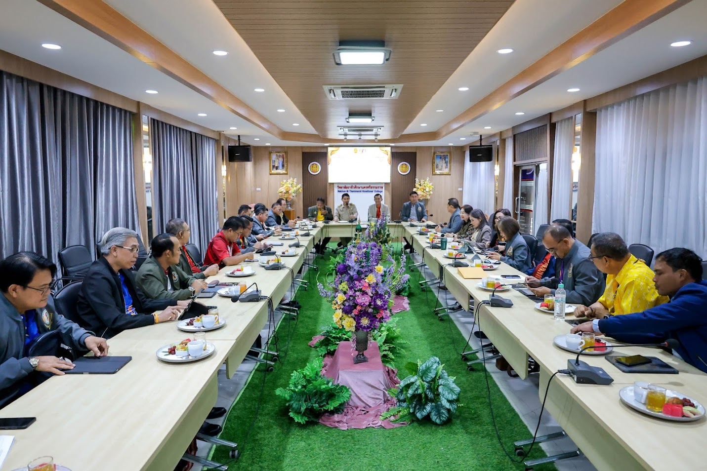 การประชุมคณะกรรมการขับเคลื่อนประกวดนวัตกรรมและเทคโนโลยีสิ่งประดิษฐ์อาชีวศึกษา ระดับภาคใต้ ประจำปีการศึกษา 2568 ครั้งที่ 1 / 2568