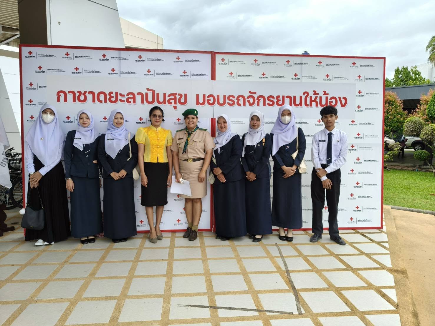 มอบทุนการศึกษา และรถจักรยาน แก่นักเรียนในพื้นที่ เฉลิมพระเกียรติสมเด็จพระนางเจ้าสิริกิติ์ พระบรมราชินีนาถ พระบรมราชชนนีพันปีหลวง เนื่องในโอกาสวันเฉลิมพระชนมพรรษา และวันแม่แห่งชาติ