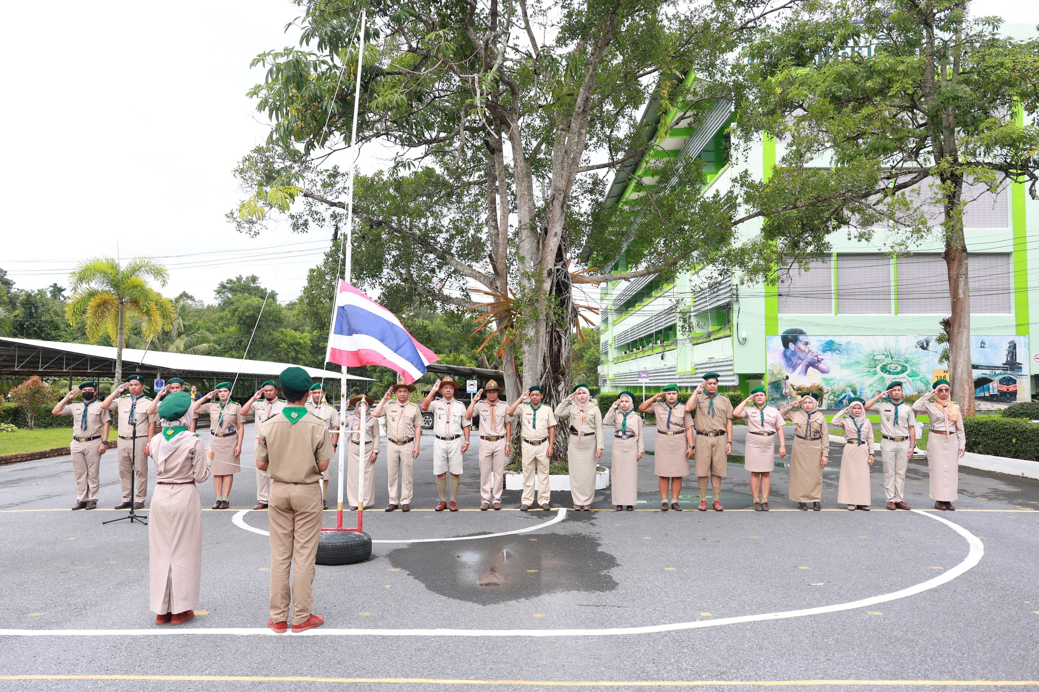 พิธีเปิดประชุมกองลูกเสือ เคารพธงชาติ โครงการเดินทางไกลอยู่ค่ายพักแรม ลูกเสือเนตรนารีวิสามัญ ประจำปีการศึกษา 2568