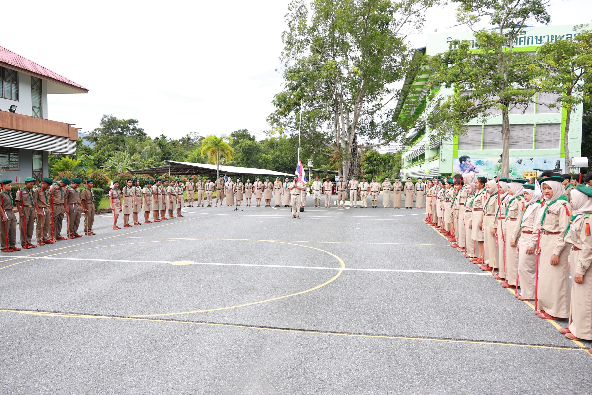 พิธีเปิดประชุมกองลูกเสือ เคารพธงชาติ โครงการเดินทางไกลอยู่ค่ายพักแรม ลูกเสือเนตรนารีวิสามัญ ประจำปีการศึกษา 2568