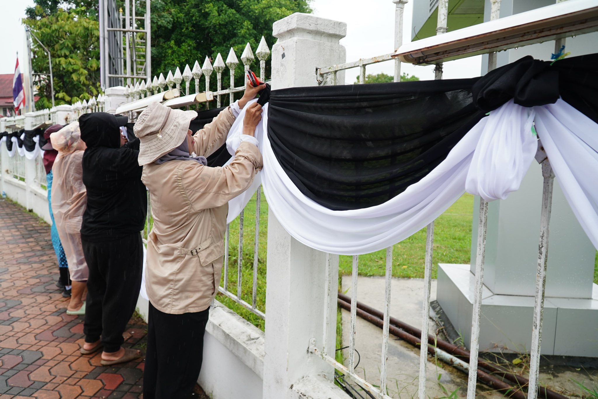 วิทยาลัยอาชีวศึกษายะลา ร่วมประดับผ้าขาว–ดำ แสดงความอาลัยแด่ “สมเด็จพระนางเจ้าสิริกิติ์ พระบรมราชินีนาถ พระบรมราชชนนีพันปีหลวง”