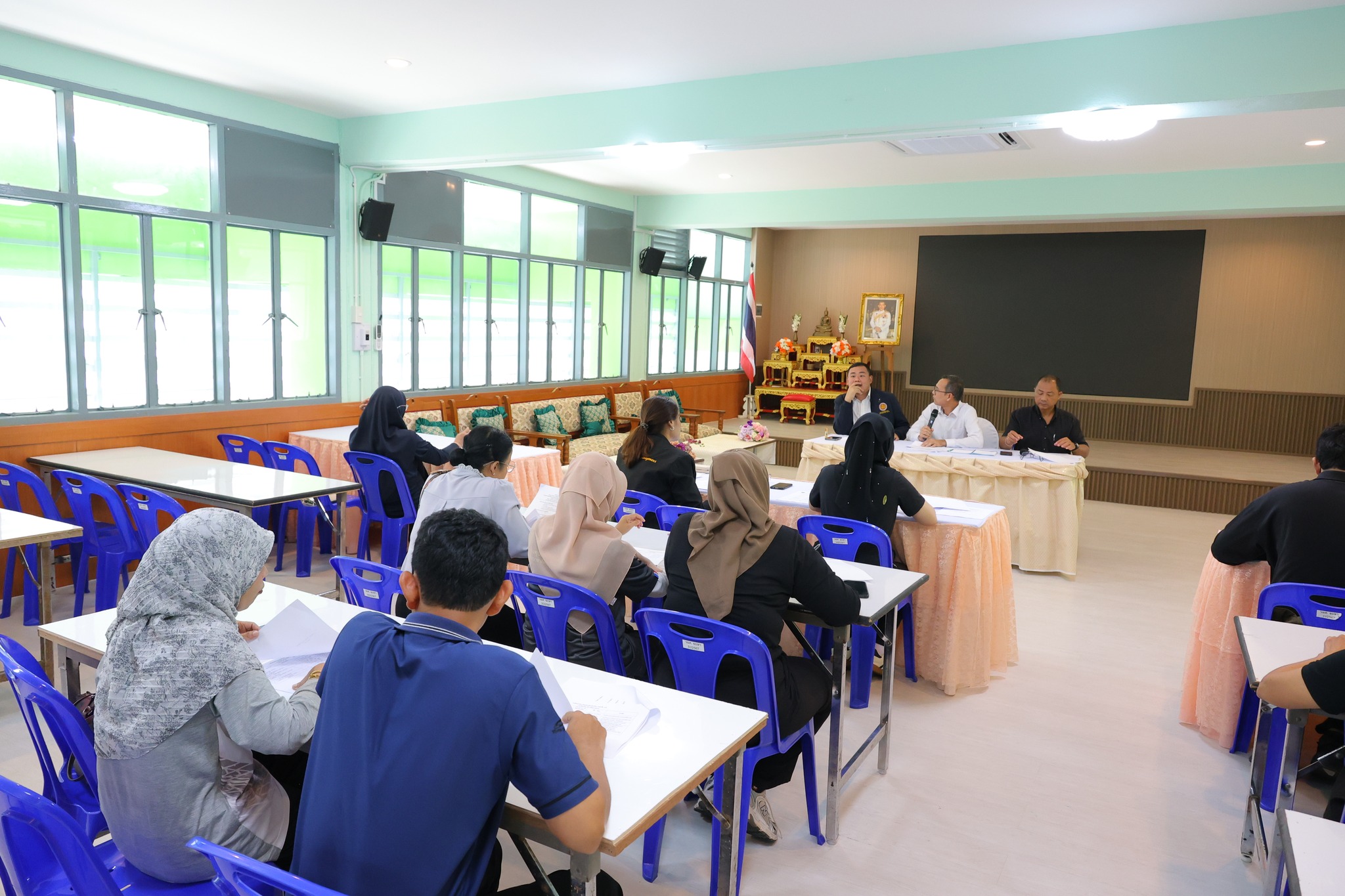ประชุมเพื่อติดตามนักเรียน นักศึกษาที่ไม่ลงทะเบียน ภาคเรียนที่ 2/2568