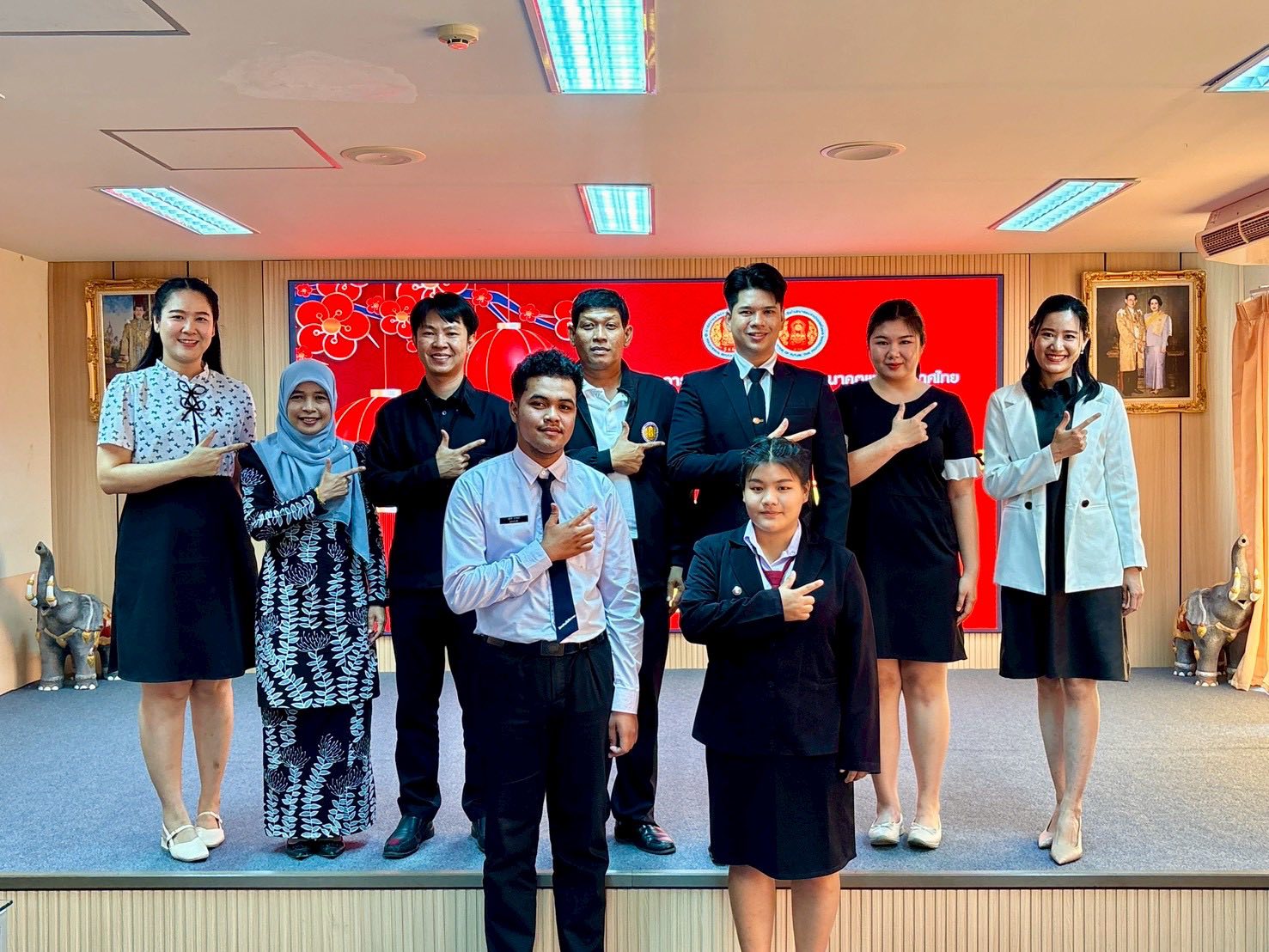 ขอชื่นชมและแสดงความยินดี