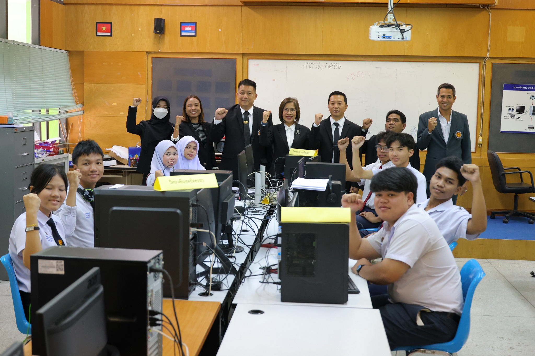 เยี่ยมให้กำลังใจนักเรียน นักศึกษา แข่งทักษะ งานประชุมวิชาการองค์การนักวิชาชีพในอนาคตแห่งประเทศไทย การแข่งขันทักษะวิชาชีพและทักษะพื้นฐาน ระดับอาชีวศึกษาจังหวัดยะลา ครั้งที่ 36 ประจำปีการศึกษา 2568
