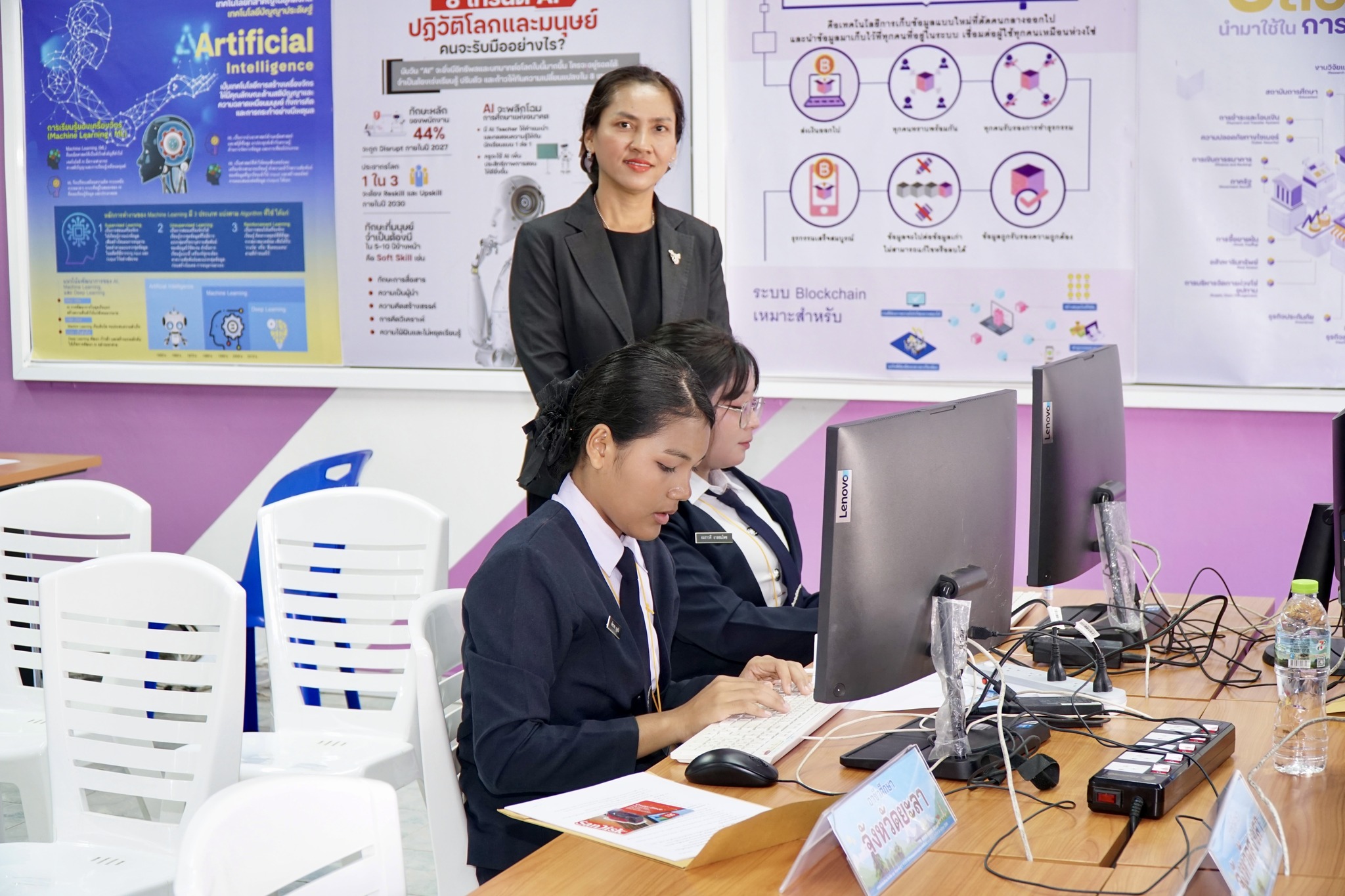 บรรยากาศการแข่งขันทักษะการวิเคราะห์ข้อมูล (ปวช) และทักษะเทคโนโลยีปัญญาประดิษฐ์ (ปวช)