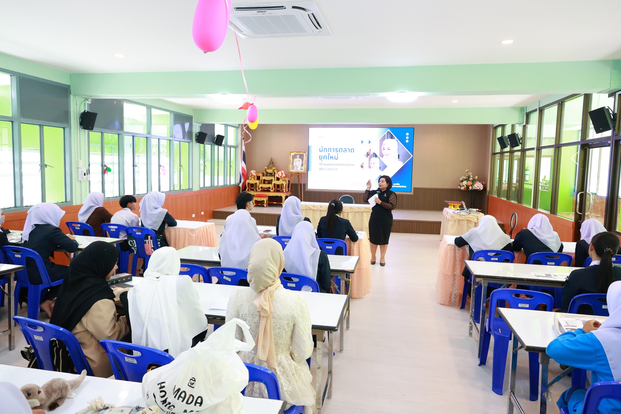 โครงการพัฒนาศักยภาพนักการตลาดสู่การเป็นผู้ประกอบการขายสินค้าออนไลน์ ประเภทวิชาบริหารธุรกิจ กลุ่มอาชีพการตลาด