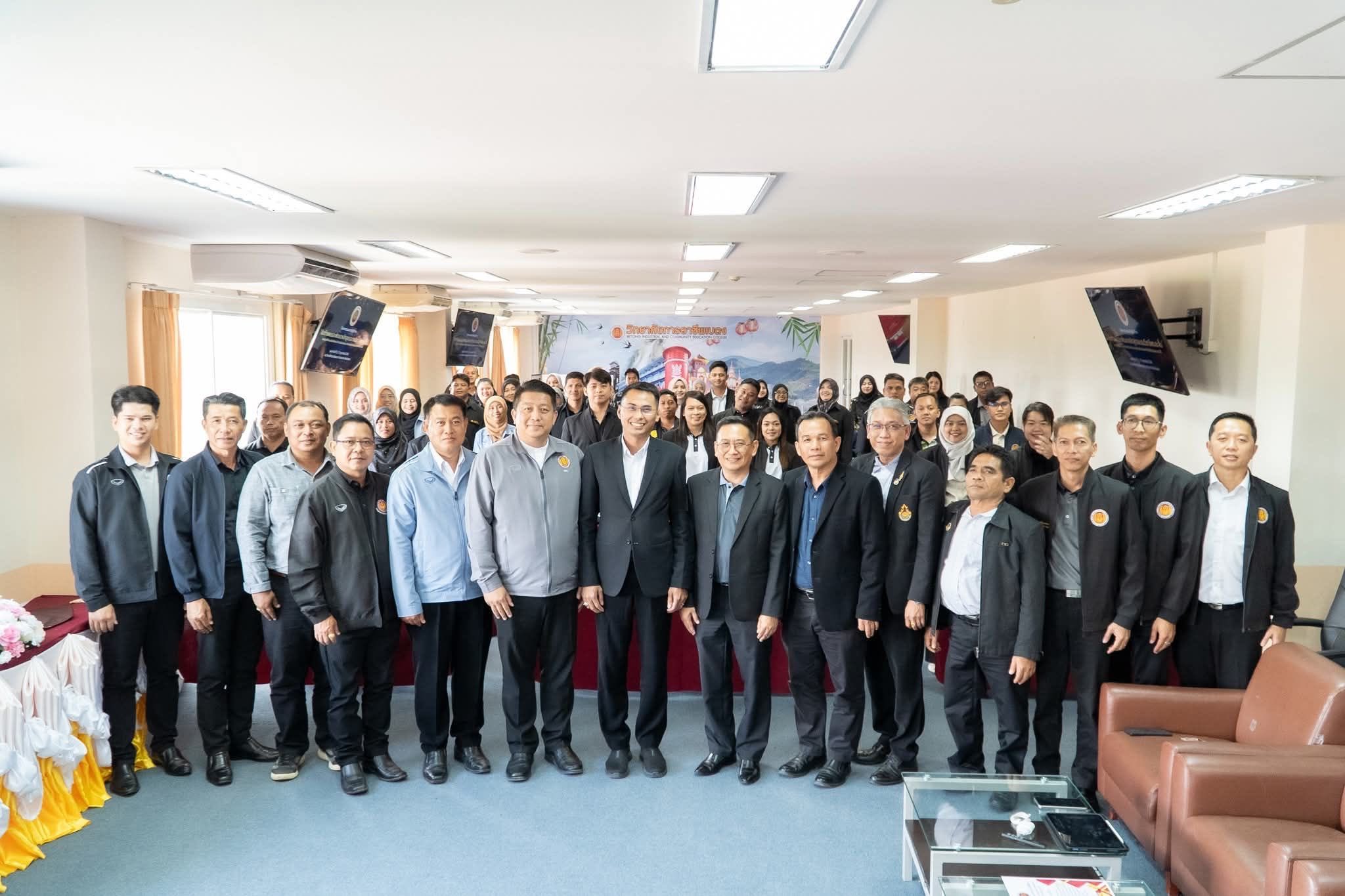 โครงการอบรมเชิงปฏิบัติการ “การจัดทำแผนและพัฒนาหลักสูตรอบรมวิชาชีพระยะสั้น” ของศูนย์ฝึกอบรมวิชาชีพประจำอำเภอ ในเขตพัฒนาพิเศษเฉพาะกิจจังหวัดชายแดนภาคใต้