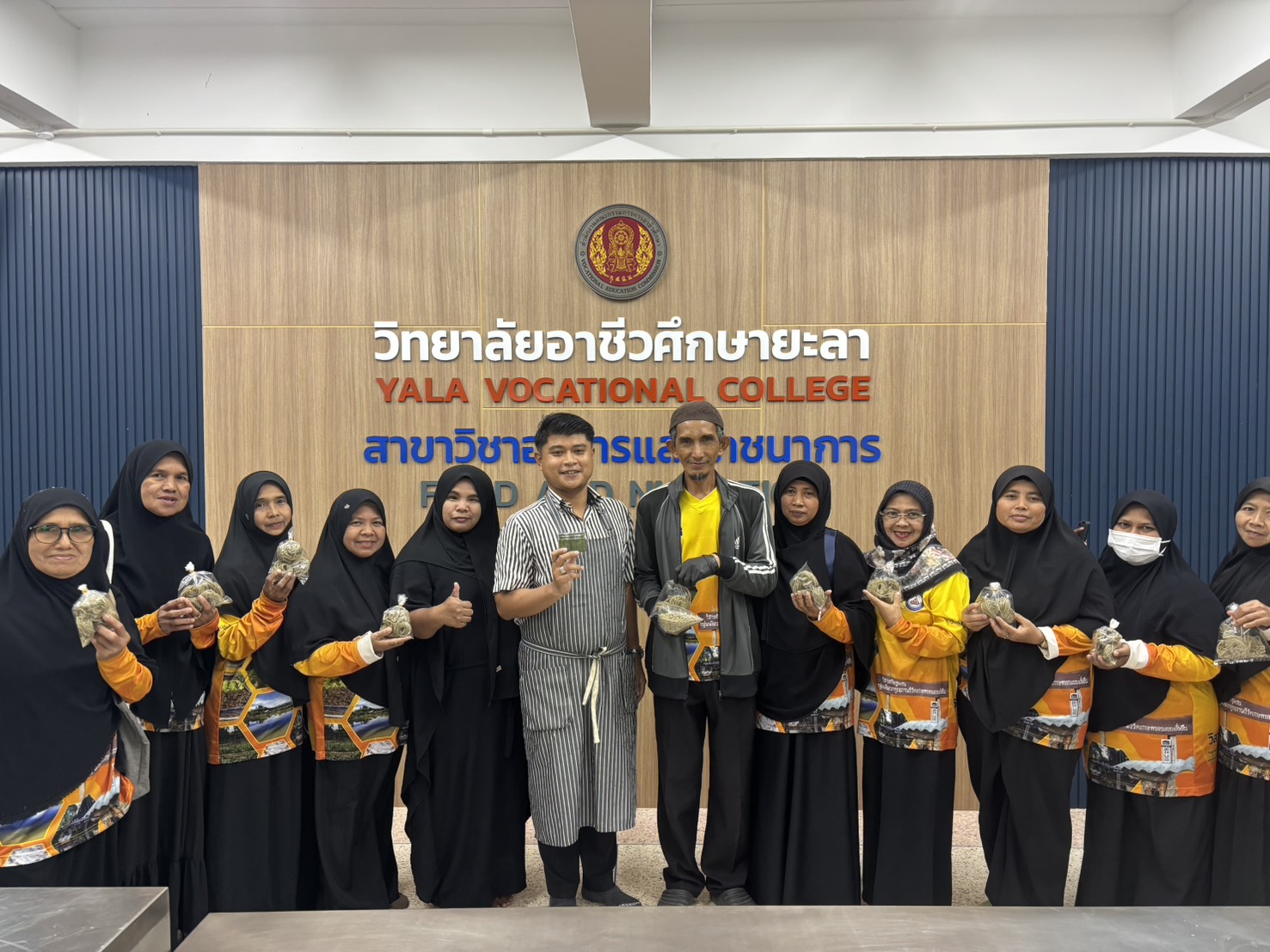 การอบรมเชิงปฏิบัติการกิจกรรมที่ 4 “การเพิ่มมูลค่าด้วยการแปรรูปผลผลิตสู่ผลิตภัณฑ์เชิงสร้างสรรค์ (คารแปรรูปผักเคลเพื่อสร้างอาชีพ)”