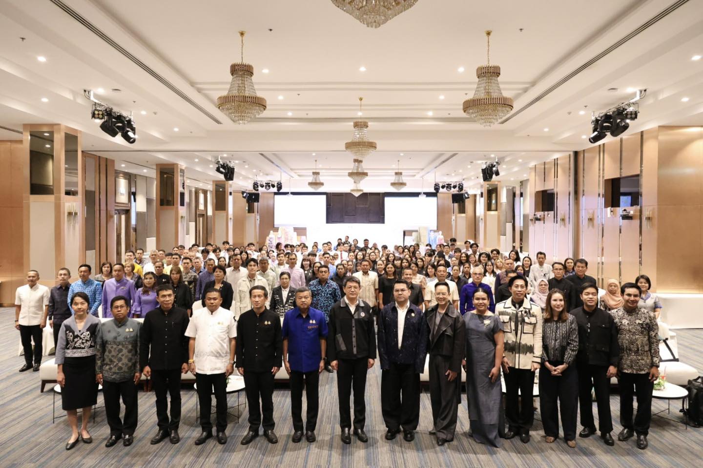 จังหวัดสงขลา ขับเคลื่อนผ้าไทยและงานหัตถกรรมตามพระดำริ “สมเด็จพระเจ้าลูกเธอ เจ้าฟ้าสิริวัณณวรี” มุ่งยกระดับภูมิปัญญาท้องถิ่น เพิ่มมูลค่าสินค้า สร้างรายได้ชุมชน และขยายสู่ตลาดระดับประเทศและสากลอย่างยั่งยืน