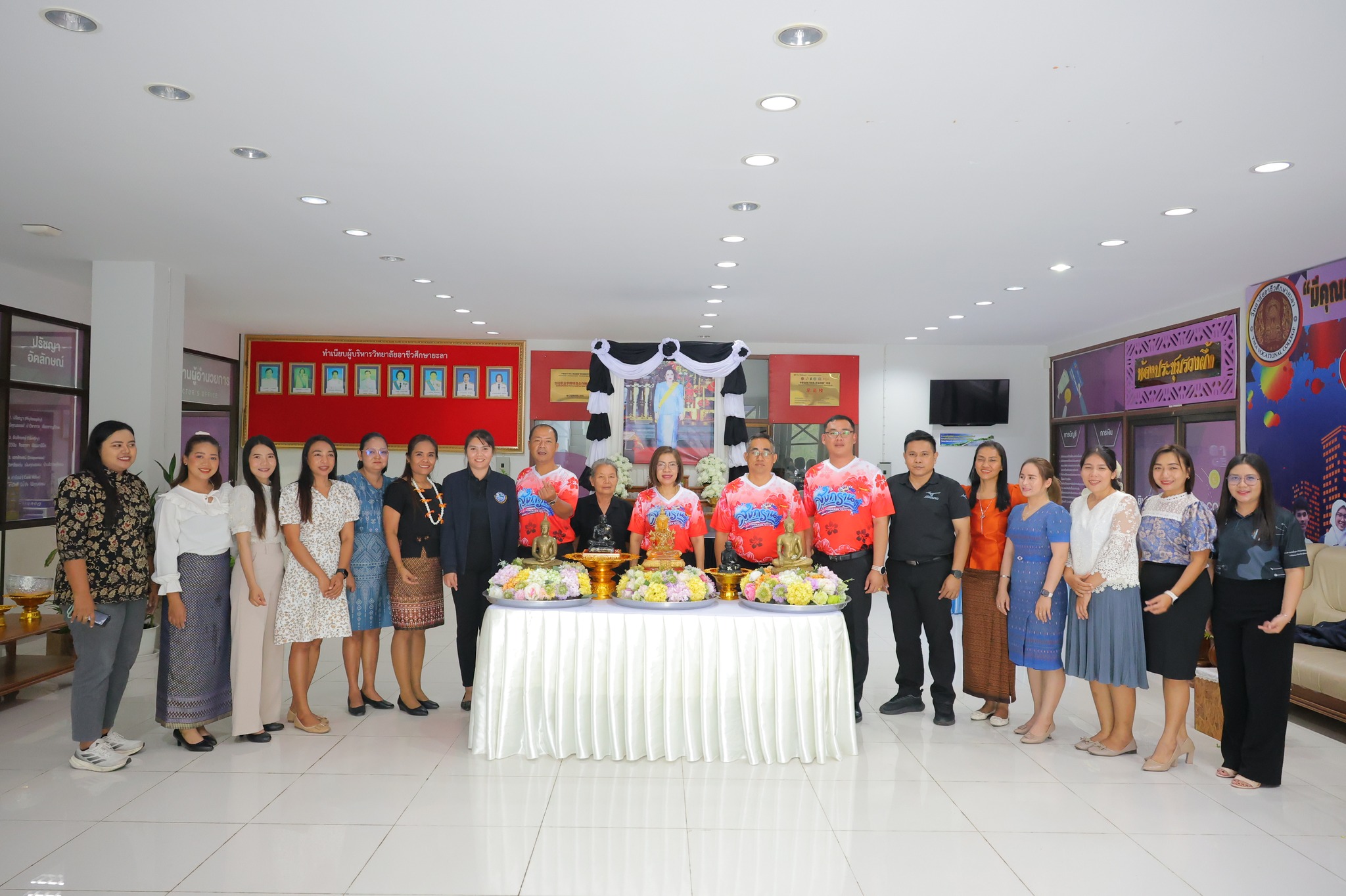 โครงการสืบสานประเพณีสงกรานต์ พิธีสรงน้ำพระพุทธรูป รดน้ำขอพรผู้ใหญ่
