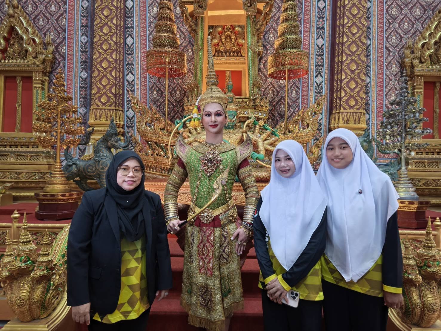 ศึกษาดูงานศูนย์ศิลปาชีพเกาะเกิด