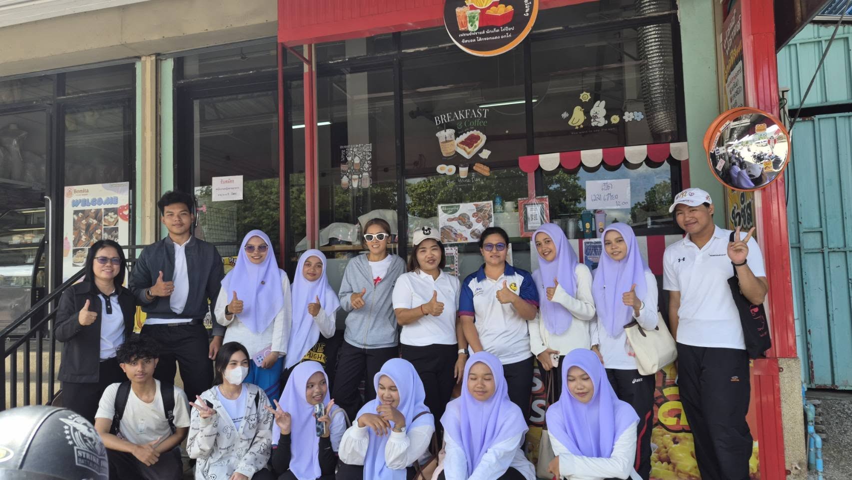 บริการน้ำดื่ม ให้แก่ผู้ร่วมเดินขบวนแห่งานสมโภชหลักเมืองและงานกาชาดจังหวัดยะลา ครั้งที่ 64 ประจำปี 2569