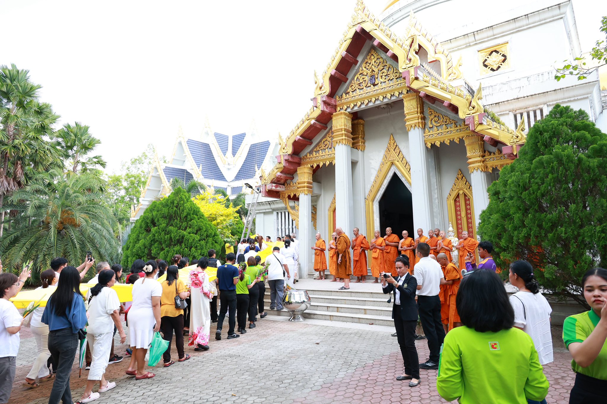 ” ผ้าเหลืองผืนใหญ่ห่มองค์พระธาตุ ใจเราสะอาดด้วยแรงศรัทธา “ : วิทยาลัยอาชีวศึกษายะลา ร่วมพิธีแห่ผ้าขึ้นพระธาตุ และพิธีเวียนเทียน ประจำปี พ.ศ.2569 ณ วัดเมืองยะลา