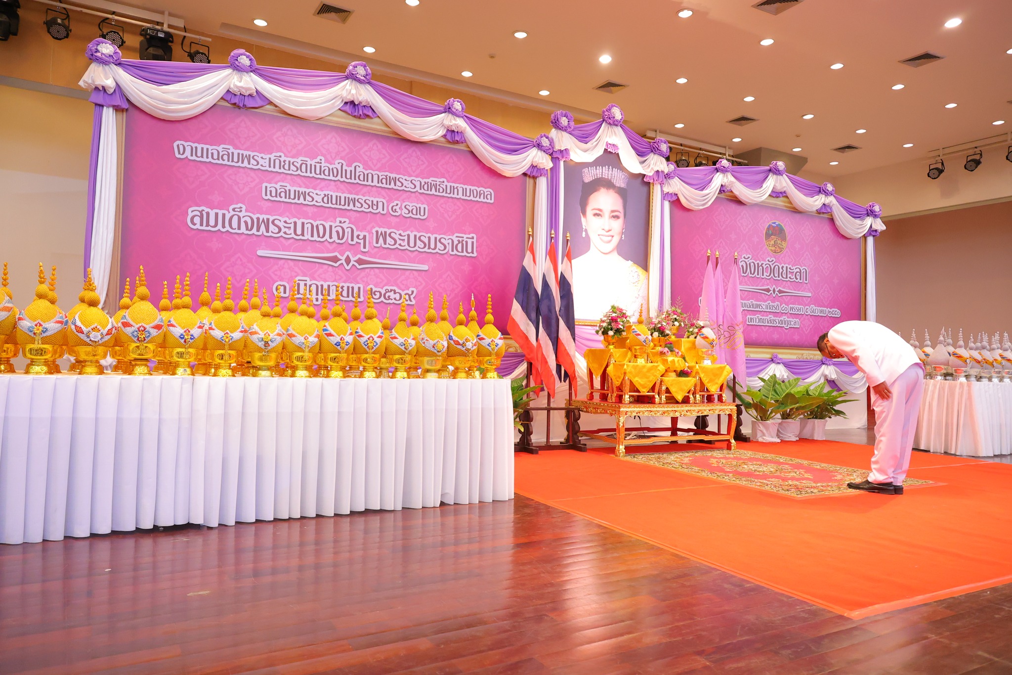พิธีถวายเครื่องราชสักการะ วางพานพุ่ม และพิธีจุดเทียนถวายพระพรชัยมงคล สมเด็จพระนางเจ้าฯ พระบรมราชินี เนื่องในโอกาสวันเฉลิมพระชนมพรรษา 3 มิถุนายน 2569