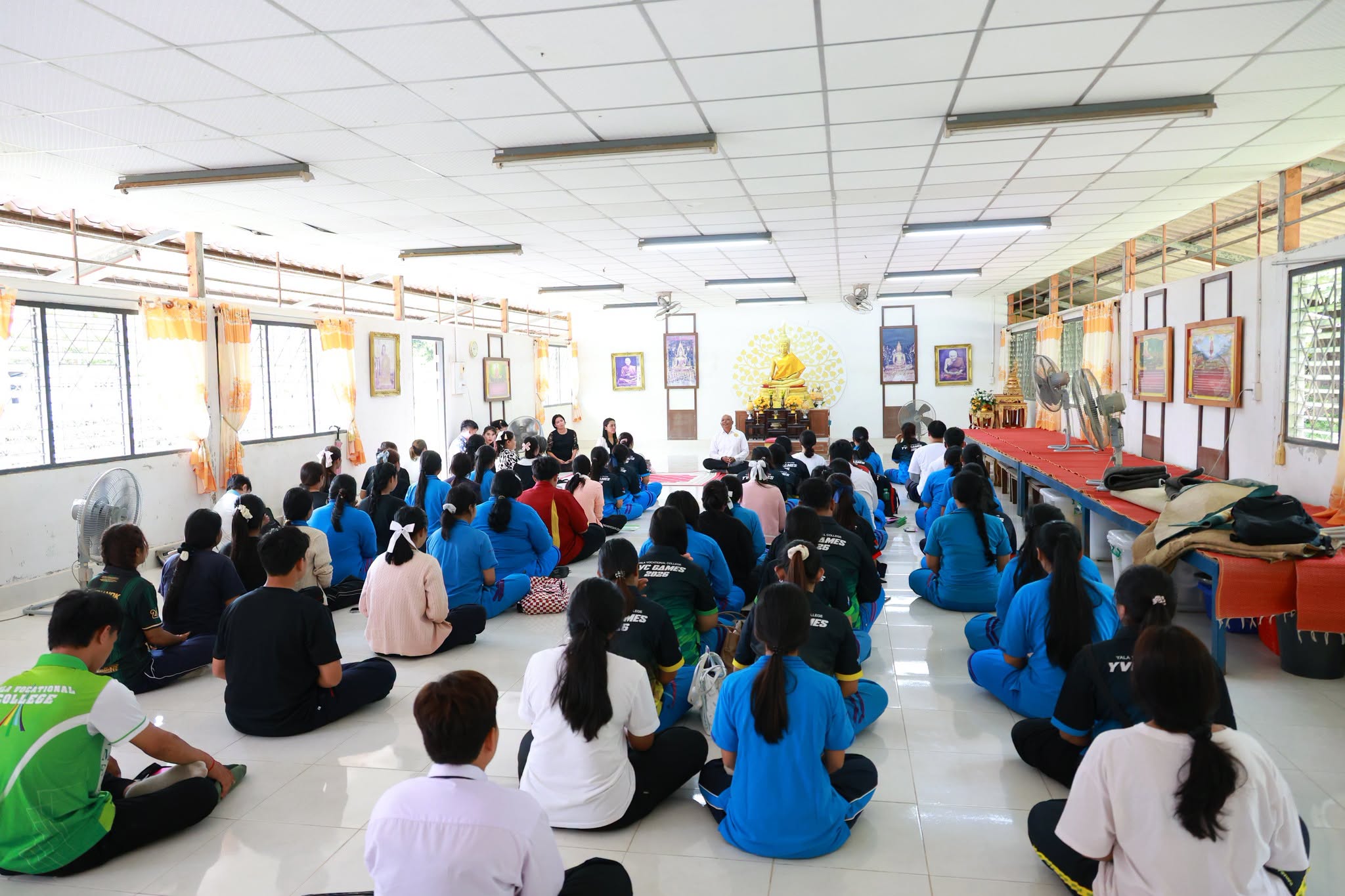 ปฏิบัติวิทิสาสมาธิ 49 ล้านนาที เฉลิมพระเกียรติน้อมเกล้าฯ ถวายสมเด็จพระนางเจ้าสุทิดา พัชรสุธาพิมลลักษณ์ พระบรมราชินีเนื่องในโอกาสมหามงคลเฉลิมพระชนมพรรษา 4 รอบ : กิจกรรมชมรมพุทธศาสนา วิทยาลัยอาชีวศึกษายะลา