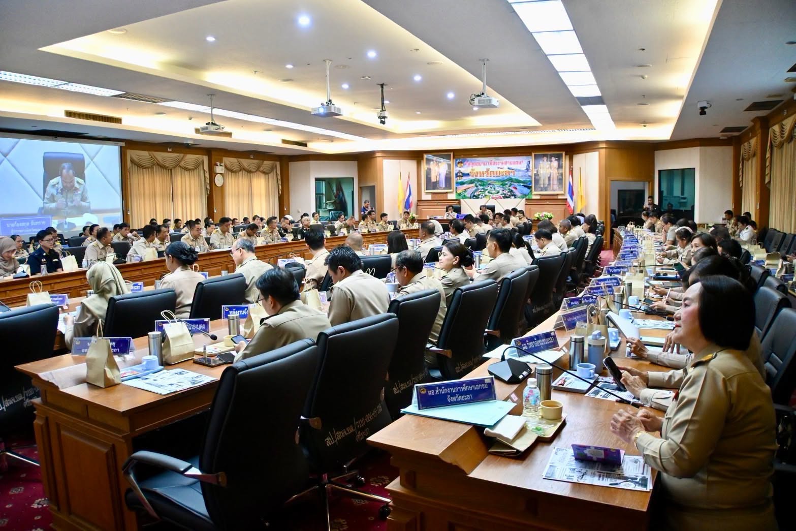 จังหวัดยะลา ประชุมคณะกรรมการจังหวัดฯ และหัวหน้าส่วนราชการ ขับเคลื่อนนโยบายรัฐบาล พร้อมติดตามสถานการณ์สำคัญและการพัฒนาจังหวัด