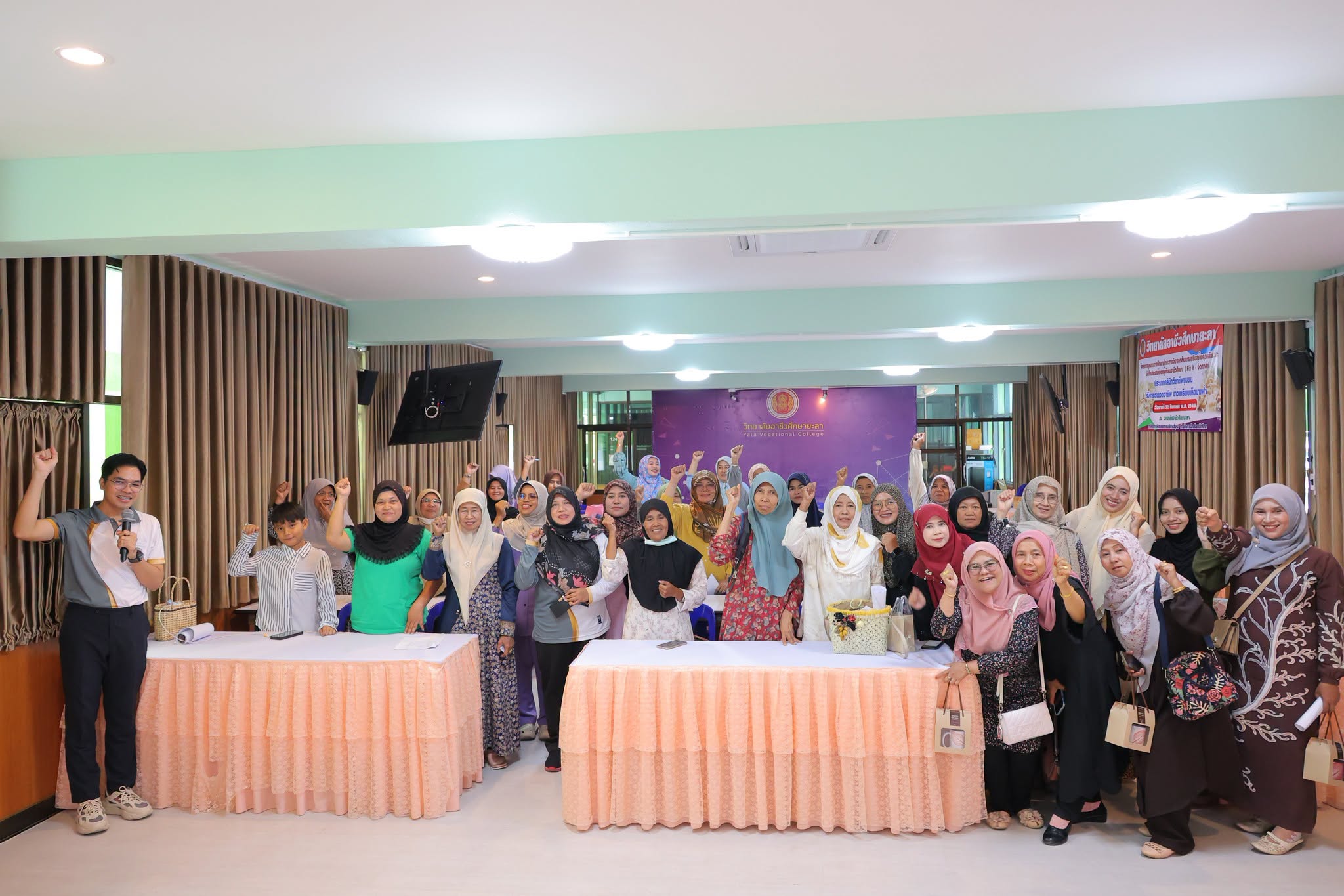 ภาพบรรยากาศ : การทำกิจกรรมการต่อยอดและพัฒนาผลิตภัณฑ์ ภายใต้กิจกรรมศูนย์ซ่อมสร้างเพื่อชุมชน (Fix it Center) ประเภท คลินิกวิชาชีพชุมชน ประจำปีงบประมาณ 2569