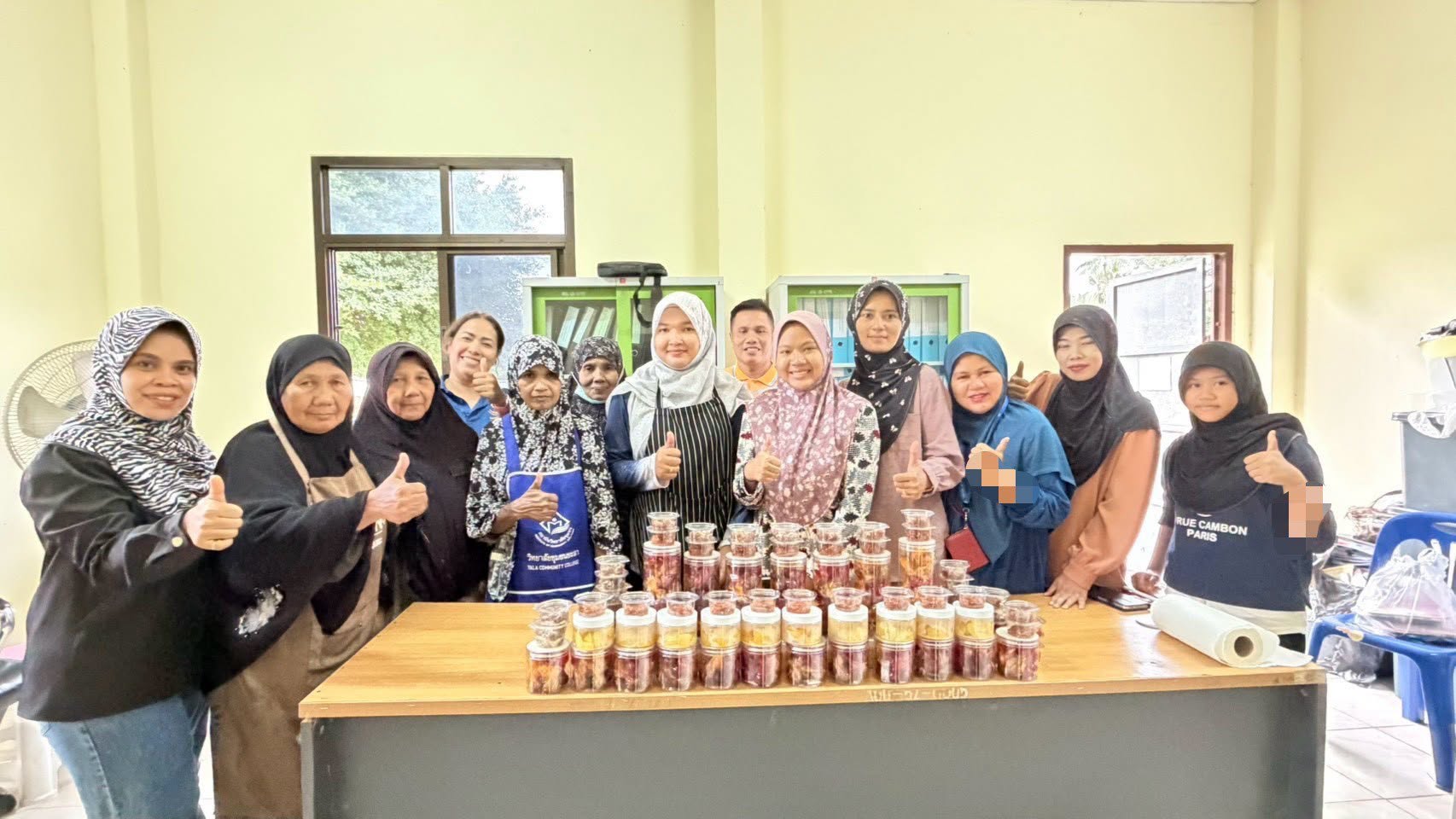 โครงการส่งเสริมอาชีพกลุ่มผู้เปราะบางและผู้ยากจนในพื้นที่บริการของวิทยาลัยชุมชน จัดกิจกรรมที่ ๓ การพัฒนาทักษะและเสริมสร้างประสบการณ์ด้านอาชีพและคุณภาพชีวิต (การแปรรูปผลิตภัณฑ์ส้มแขก)