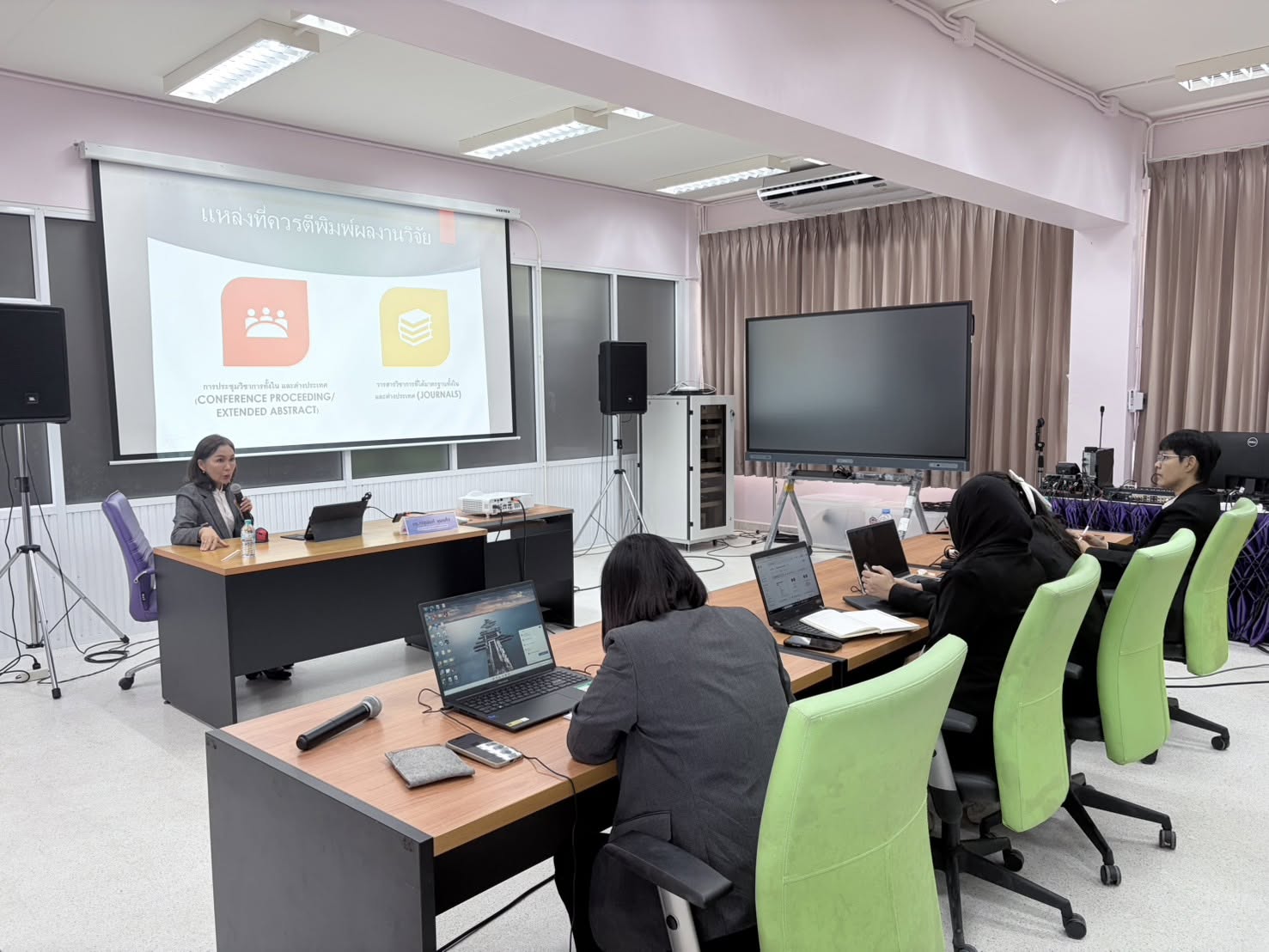 อบรมการเขียนบทความวิจัยเพื่อการเผยแพร่ตีพิมพ์ผลงานวิจัยและนวัตกรรมเกี่ยวกับการจัดการเรียนรู้ของครูและการบริหารสถานศึกษาของผู้บริหาร